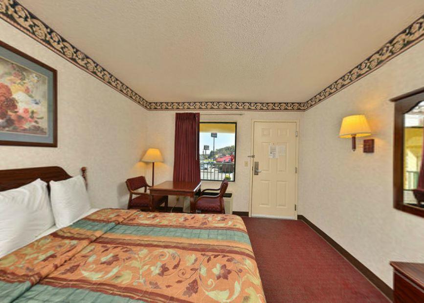 Rodeway Inn & Suites Lake Park Room photo